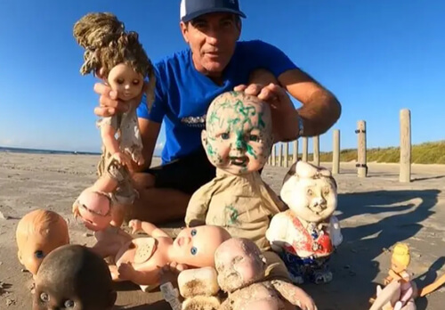 старые жуткие куклы на побережье