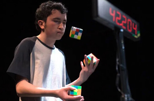 рекордсмен жонглирует кубиками