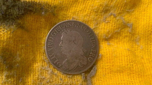 древняя монета под половицей