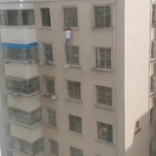 спасение девочки с шестого этажа