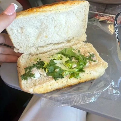 сэндвич с курицей в самолёте
