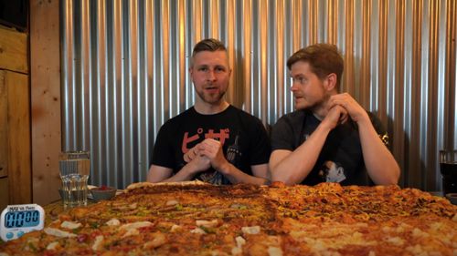 приятели съели огромную пиццу