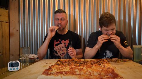 приятели съели огромную пиццу