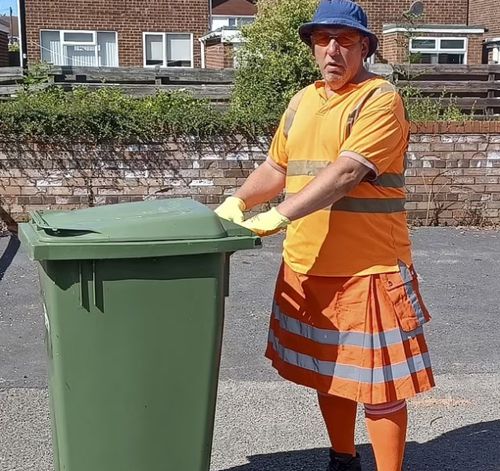 мусорщик в оранжевом килте