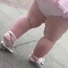 малышка в туфельках на каблуках