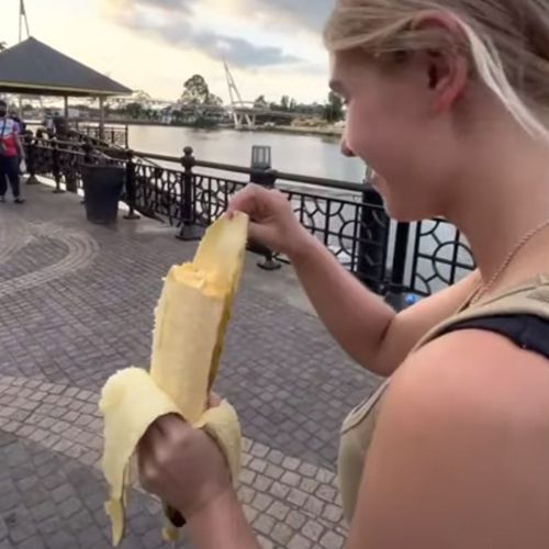 туристы купили большой банан