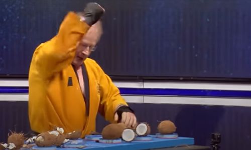 рекордсмен разбил кокосовые орехи
