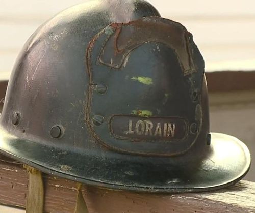 старый пожарный шлем в подвале