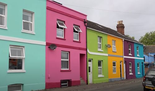 дома раскрасили в разные цвета