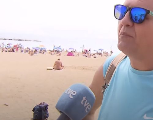 a thief stole a bag on the beach