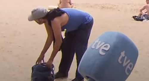 a thief stole a bag on the beach