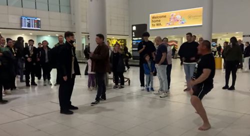ритуальный танец в аэропорту