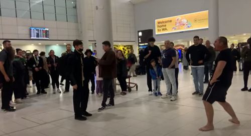 ритуальный танец в аэропорту