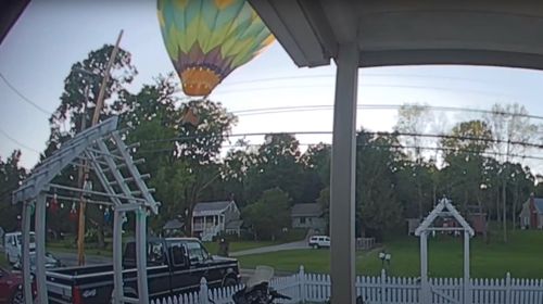 воздушный шар возле жилого дома