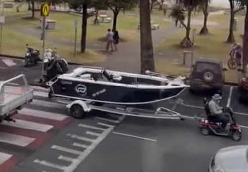 чудак на скутере с лодкой