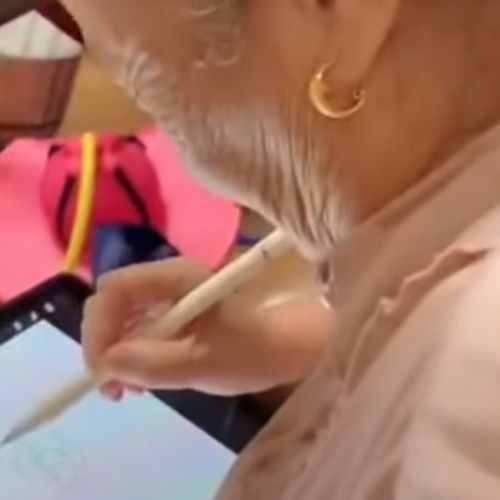 бабушка рисует на планшете