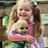 девочка любит жуткую куклу