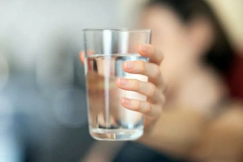 женщина сорок лет пьёт только воду