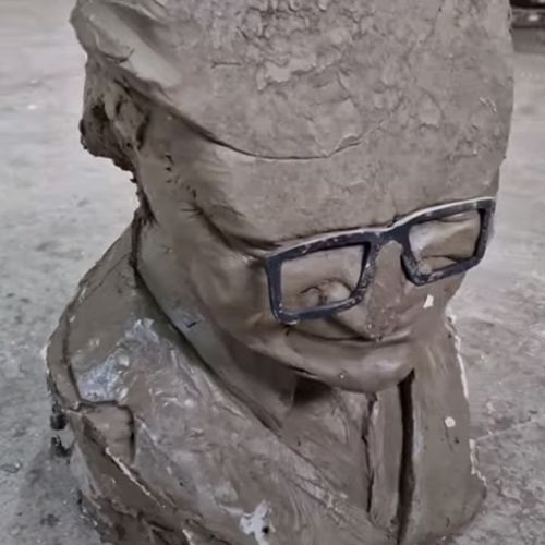 скульптуру уронили лицом вниз