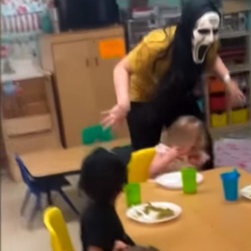 воспитательница в страшной маске