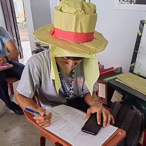 студенты в смешных шляпах