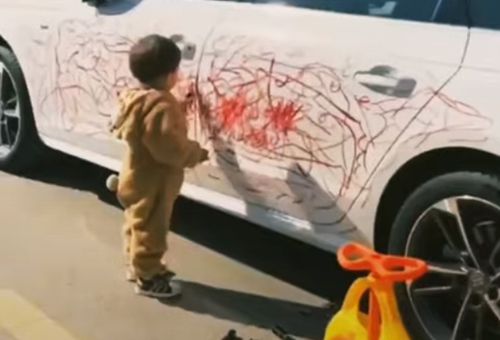 малыш разрисовал машину помадой