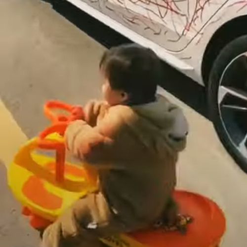малыш разрисовал машину помадой