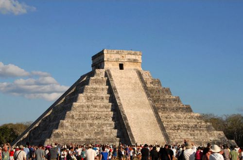 туристка на древней пирамиде