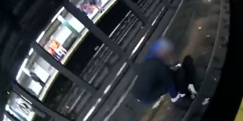 мужчина упал на рельсы метро