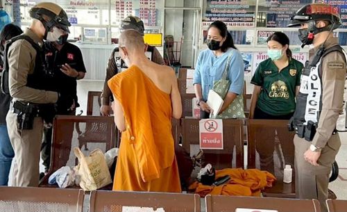 монах задержался на автовокзале