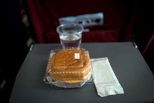 пассажир самолёта с гамбургером