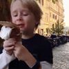 мальчик уронил мороженое