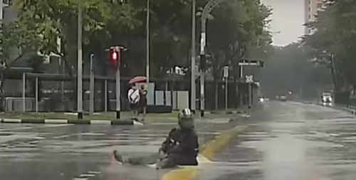 мотоциклист упал на дорогу