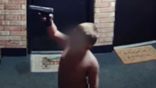 маленький сын играл с пистолетом