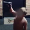маленький сын играл с пистолетом