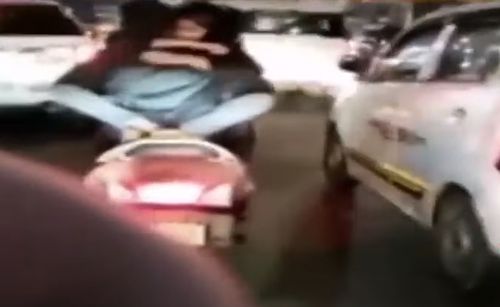 мужчина вёз девушку на скутере