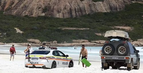 полицейская машина в песке