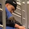 крыса и спящий пассажир метро