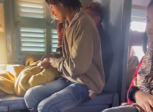 пассажиры закурили в вагоне поезда