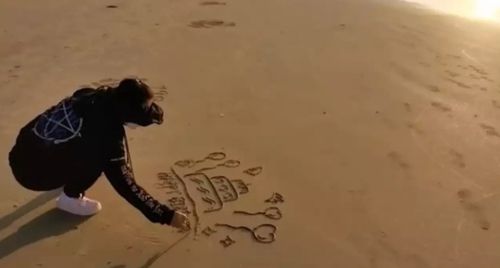 рисование на пляжном песке