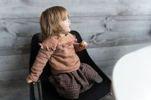 девочка в кафе в пижаме