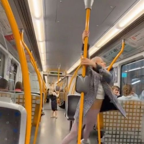 танец на шесте в метро