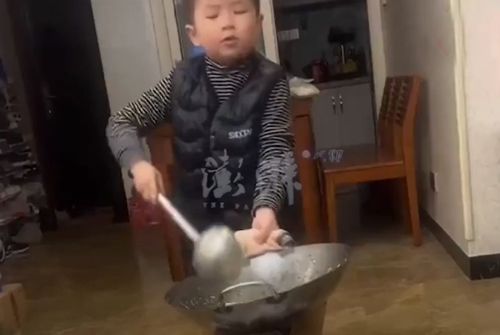 мальчик готовит и танцует