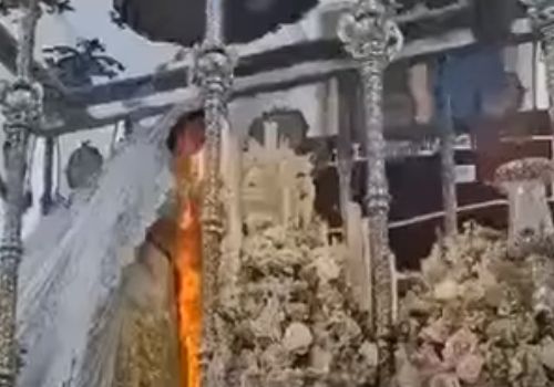 статуя девы марии загорелась