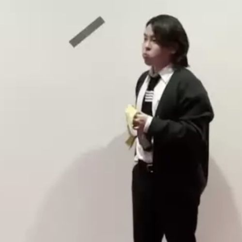 студент съел банан в музее