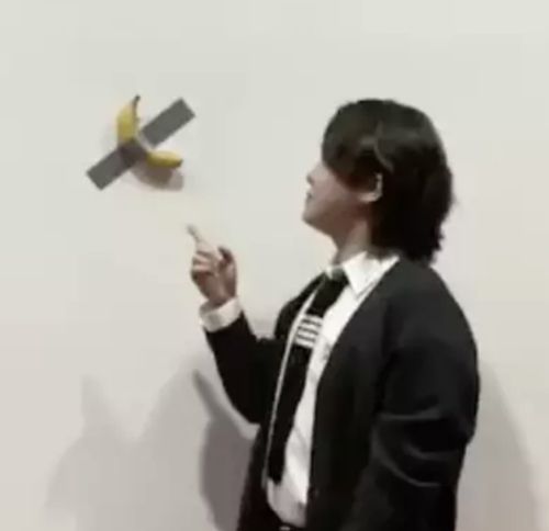 студент съел банан в музее