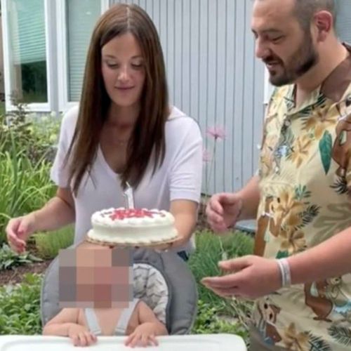 муж размазал торт по лицу жены