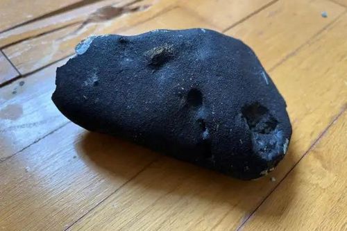 метеорит пробил крышу и потолок