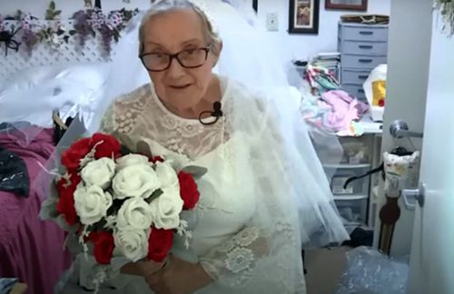 старушка вышла замуж сама за себя