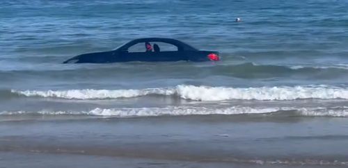 машину смыло с пляжа в море